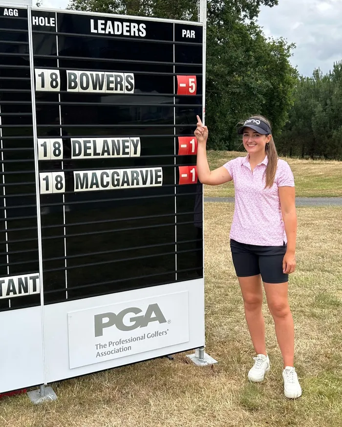Jae Bowers next to a leaderboard showing her leading at -5